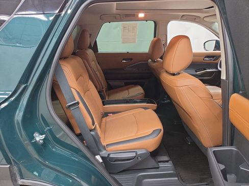 Used 2025 Nissan Pathfinder Platinum AWD/4WD image 11