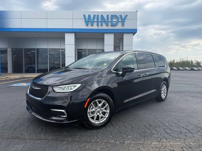 Used 2025 Chrysler Pacifica Select