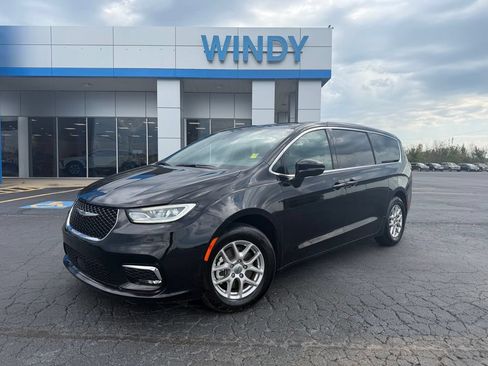 Used 2025 Chrysler Pacifica Select FWD image 1