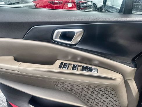 Used 2025 Kia Carnival FWD image 12
