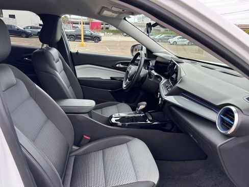 Used 2025 Chevrolet Trax LT w/ LT Convenience Package FWD image 35