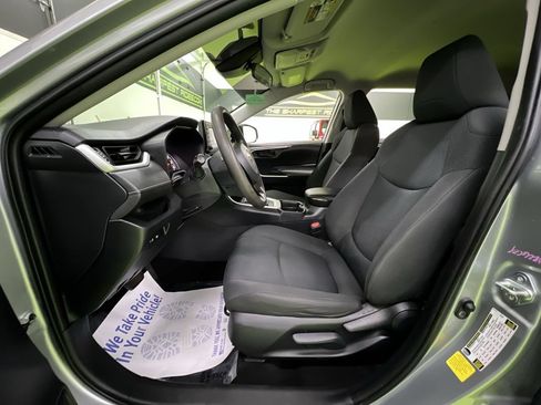 Used 2021 Toyota RAV4 LE FWD image 17