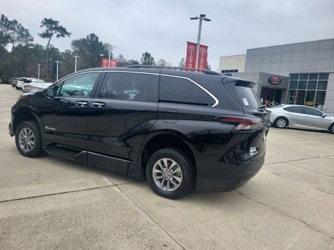 Used 2023 Toyota Sienna XLE w/ XLE Plus Package image 3