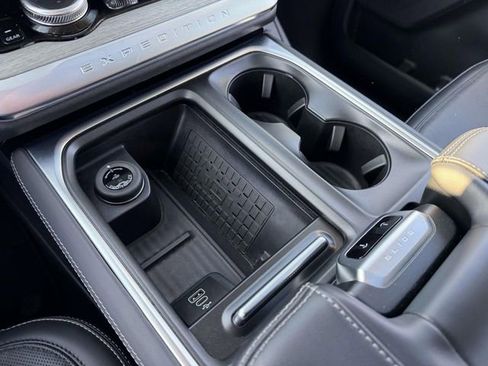 Used 2025 Ford Expedition Platinum image 26