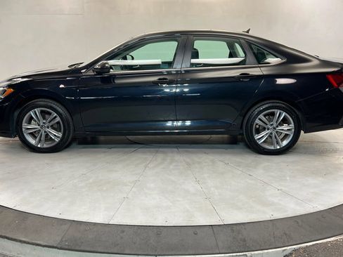Used 2024 Volkswagen Jetta SE FWD image 2