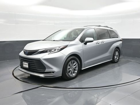 Used 2021 Toyota Sienna XLE image 17