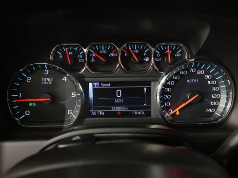 Used 2018 Chevrolet Suburban LT w/ Luxury Package RWD image 30