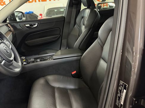 Used 2022 Volvo XC60 B5 Momentum w/ Climate Package image 38