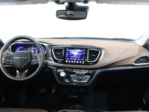 Used 2017 Chrysler Pacifica Limited w/ UConnect Theater Package FWD image 14