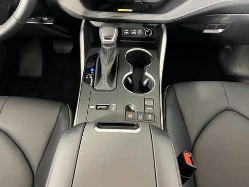 Used 2025 Toyota Highlander XLE image 16