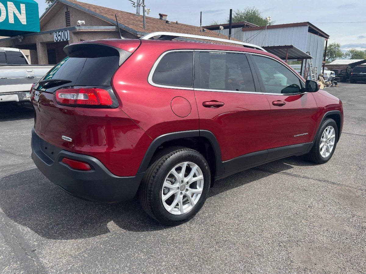 Used 2017 Jeep Cherokee Latitude w/ Comfort/Convenience Group FWD image 4