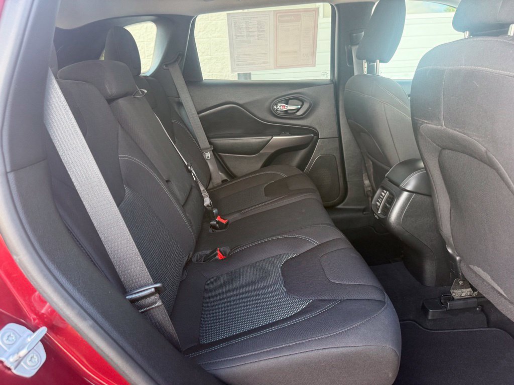 Used 2020 Jeep Cherokee Latitude AWD/4WD image 34