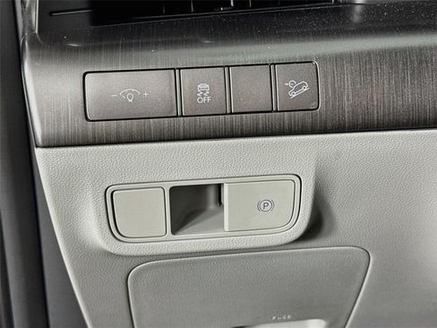 Used 2025 Hyundai Kona SEL FWD image 11