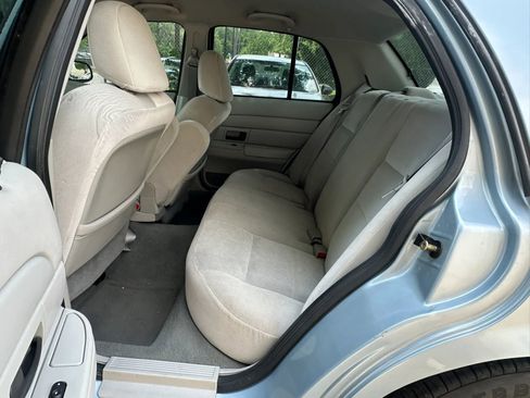 Used 2005 Ford Crown Victoria RWD image 11