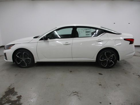 New 2025 Nissan Altima 2.5 SR image 8