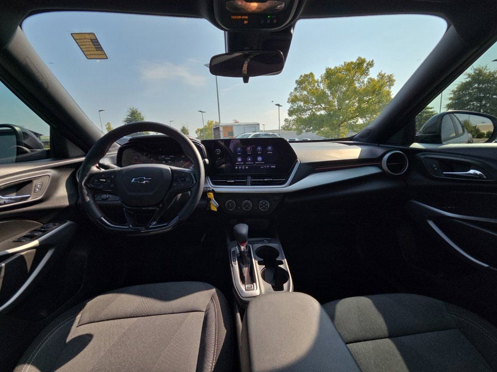 Used 2025 Chevrolet Trax RS w/ Sunroof Package FWD image 21