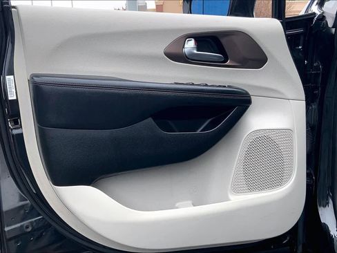 Used 2019 Chrysler Pacifica Touring-L image 21