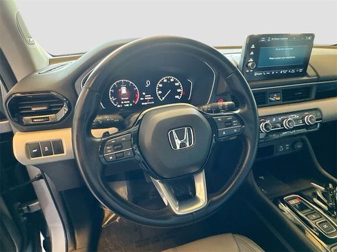 Used 2025 Honda Pilot Touring image 11