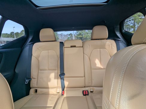 Used 2020 Volvo XC40 T5 Momentum image 10