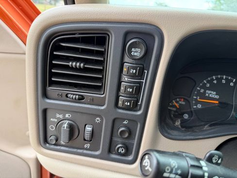 Used 2005 Chevrolet Avalanche 2500 w/ Preferred Equipment Group AWD/4WD image 28