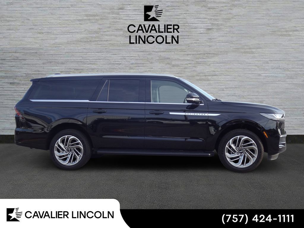 Used 2026 Lincoln Navigator L Premier AWD/4WD image 2
