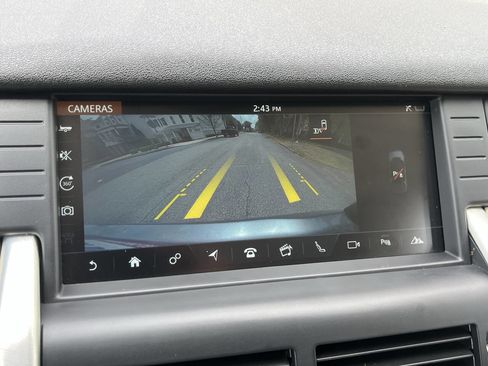 Used 2017 Land Rover Discovery Sport HSE Luxury image 18