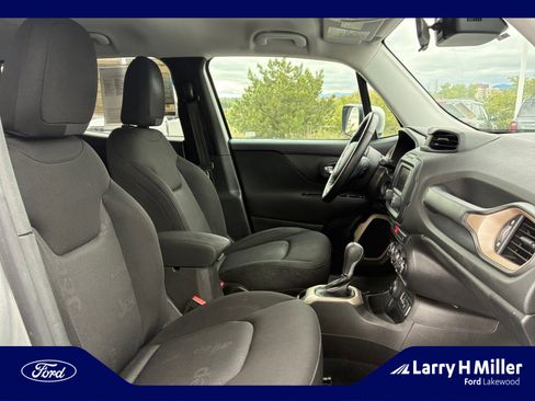 Used 2017 Jeep Renegade Latitude w/ Cold Weather Group AWD/4WD image 19