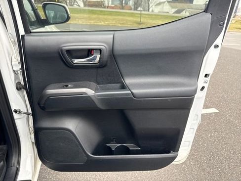 Used 2016 Toyota Tacoma TRD Sport w/ Towing Package image 16