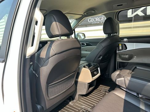 New 2027 Kia Carnival LXS FWD image 13