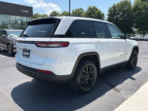Used 2024 Jeep Grand Cherokee Altitude AWD/4WD image 9