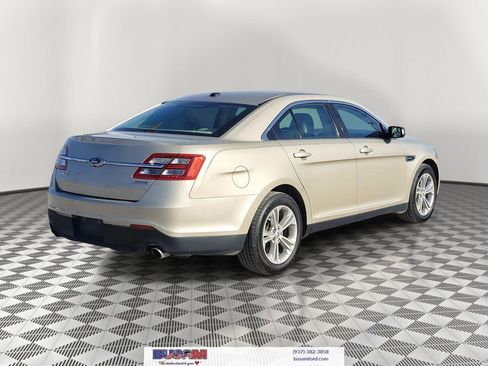 Used 2017 Ford Taurus SE image 4
