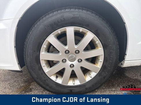 Used 2016 Chrysler Town & Country Touring image 27