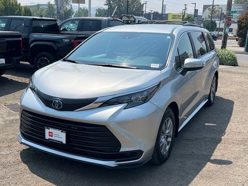 Certified 2025 Toyota Sienna LE AWD/4WD image 4