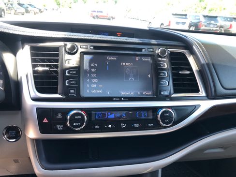 Used 2015 Toyota Highlander Limited Platinum AWD/4WD image 17