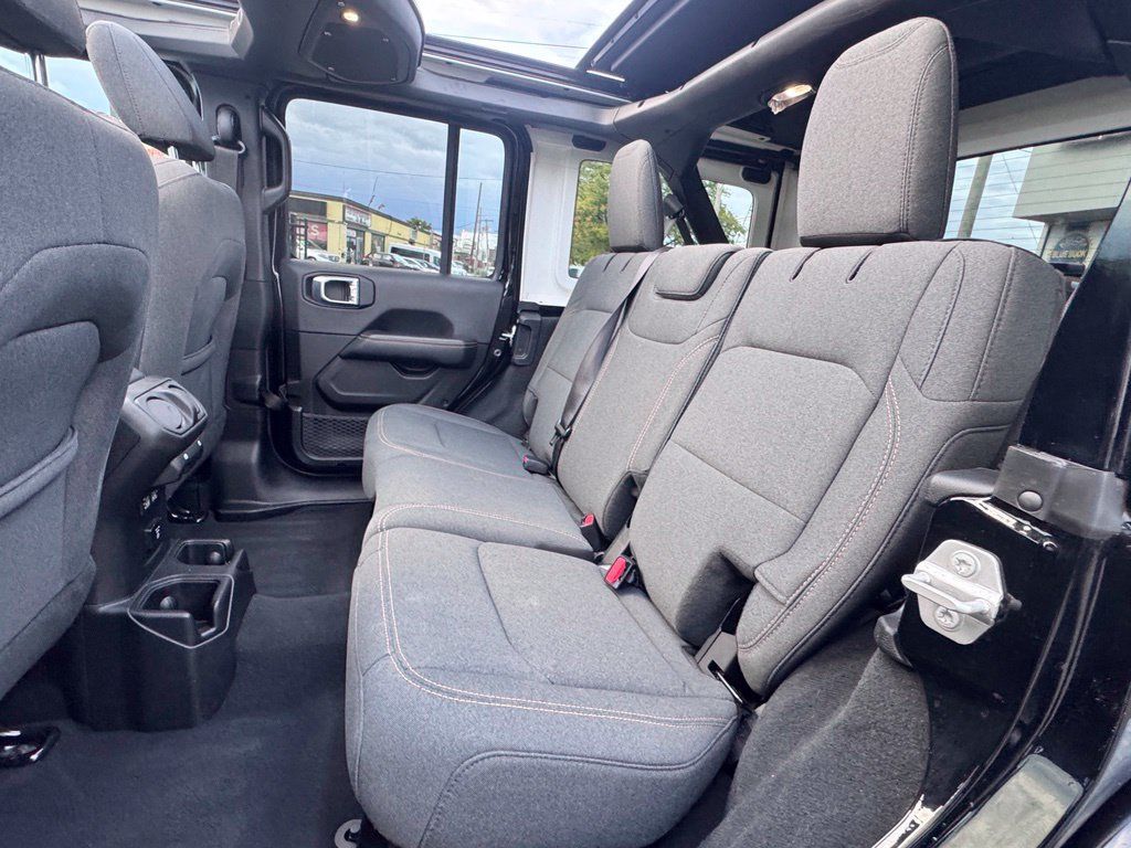 Used 2026 Jeep Wrangler Unlimited Sahara AWD/4WD image 16