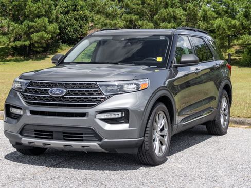 Used 2022 Ford Explorer XLT w/ Equipment Group 202A RWD image 3