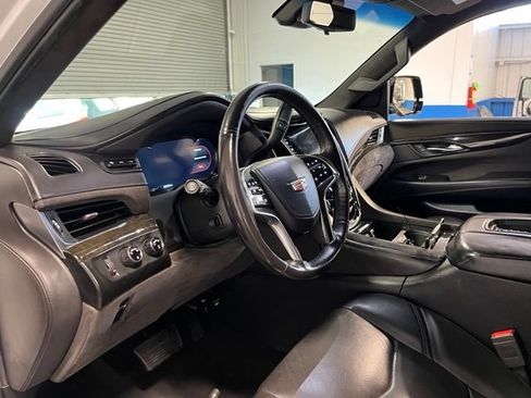 Used 2019 Cadillac Escalade ESV Platinum AWD/4WD image 22