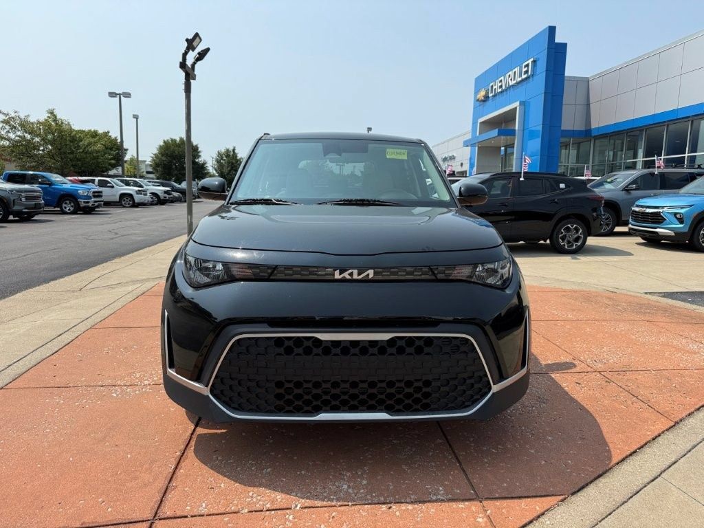 Used 2023 Kia Soul LX FWD image 2