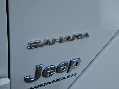 Used 2023 Jeep Wrangler Unlimited Sahara w/ Cold Weather Group AWD/4WD image 12