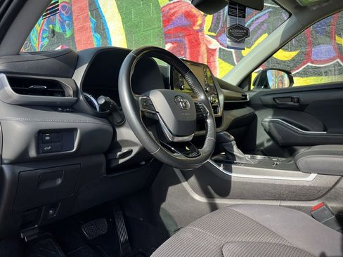 Used 2021 Toyota Highlander LE image 46