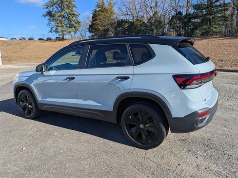 New 2026 Volkswagen Taos SE image 6