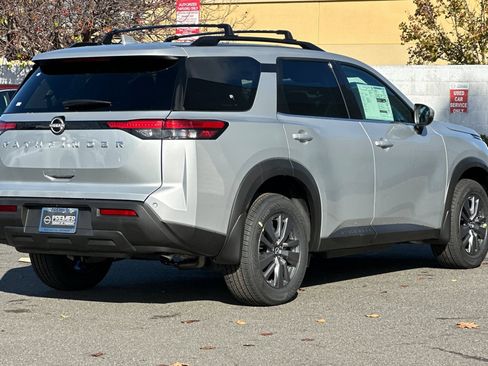 New 2025 Nissan Pathfinder SV image 4