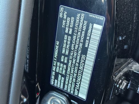 Certified 2026 Porsche Macan AWD/4WD image 33
