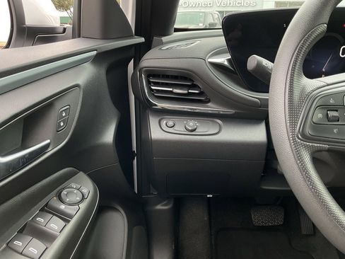 Used 2025 Buick Envista Preferred image 24