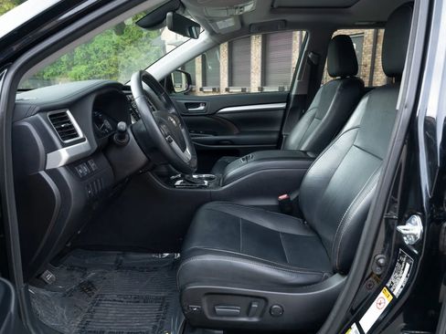 Used 2017 Toyota Highlander XLE w/ Carpet Mat Package image 16