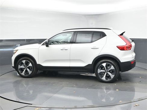 New 2026 Volvo XC40 B5 Core w/ Climate Package image 5