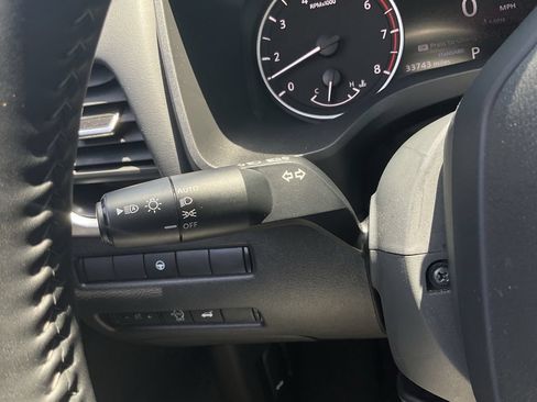 Used 2025 Nissan Rogue SV FWD image 29