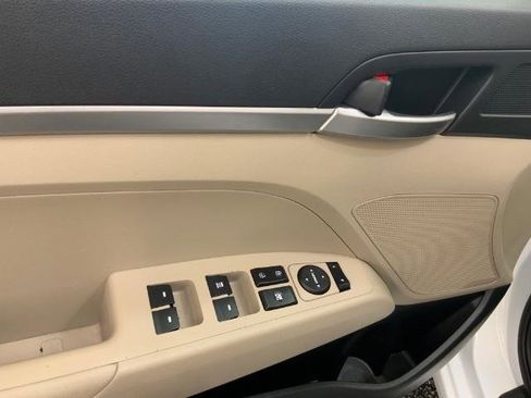Used 2019 Hyundai Elantra SE FWD image 27