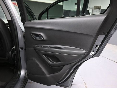 Used 2020 Chevrolet Trax LT w/ LT Convenience Package FWD image 19