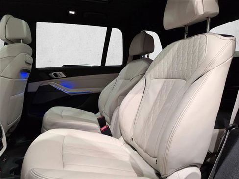 Used 2025 BMW X7 M60i image 21